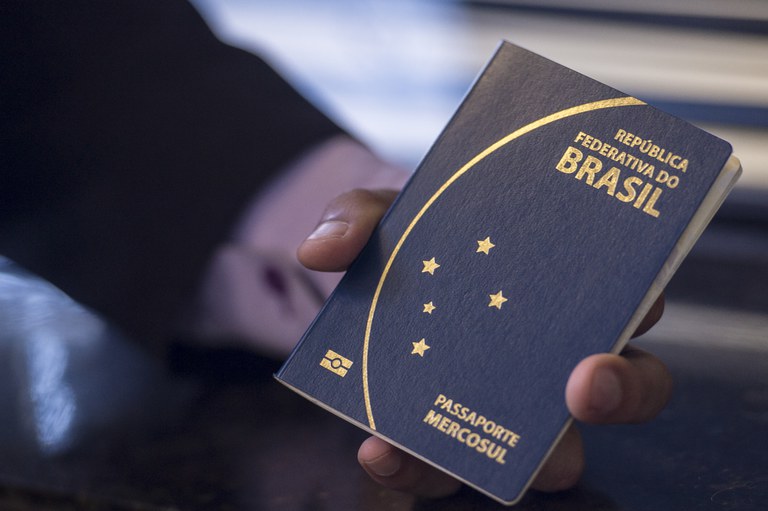 Juíza determina suspensão de passaporte e impedimento de uso cartão de crédito pelo devedor 