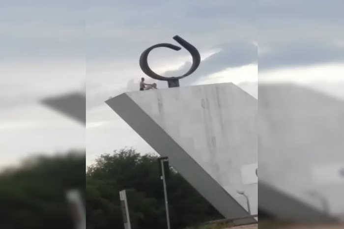 Sexo no Panteão da Pátria com vista para o STF