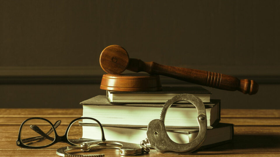 STJ consolida aplicação da teoria da equivalência em aberratio ictus: quando terceiro atingido não configura crime autônomo