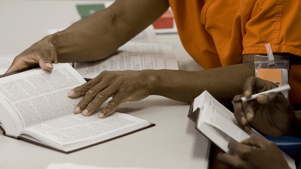 STJ reconhece leitura como forma de remição de pena: entenda a decisão