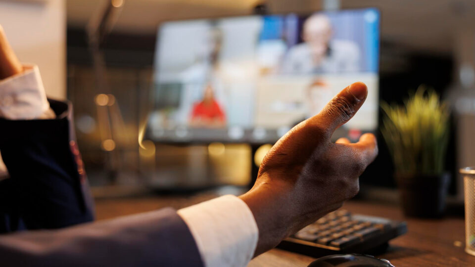 O interrogatório do réu foragido por videoconferência: divergências jurisprudenciais e implicações práticas