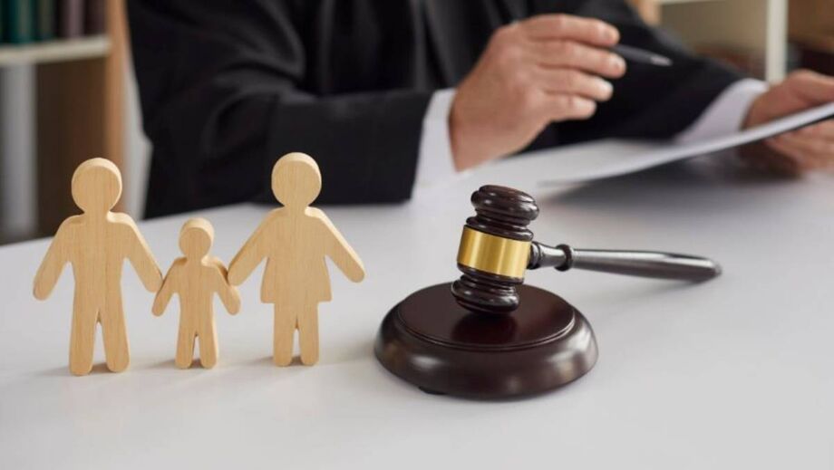 Mulher é presa por fraude em pensão alimentícia
