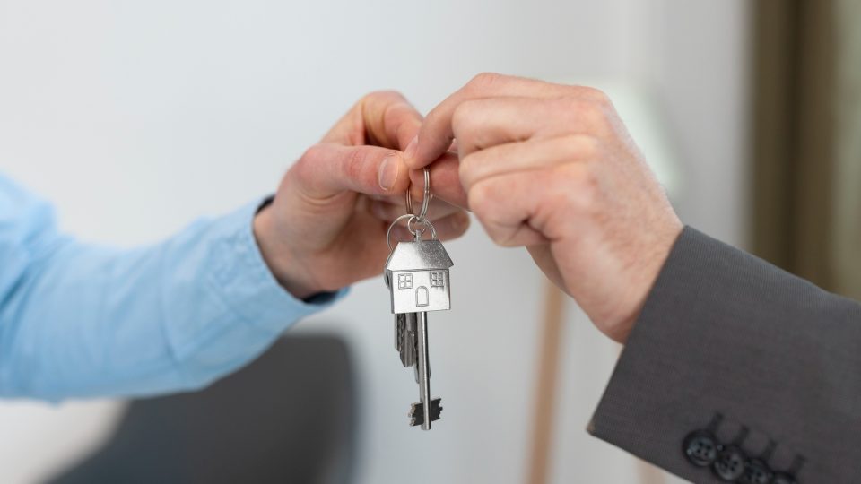 Imóvel alugado pelo devedor só é impenhorável se garante seu sustento – STJ