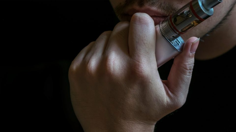 Contrabando de cigarros eletrônicos: por que o Tema 1143 do STJ não se aplica?