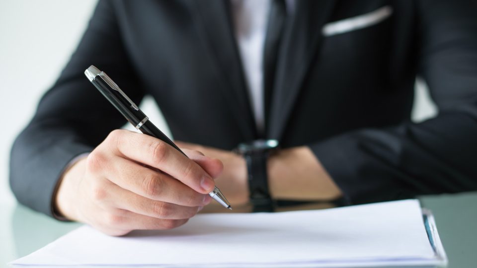 Incompatibilidade de função: titular de cartório é acusado de administrar grupo empresarial paralelo