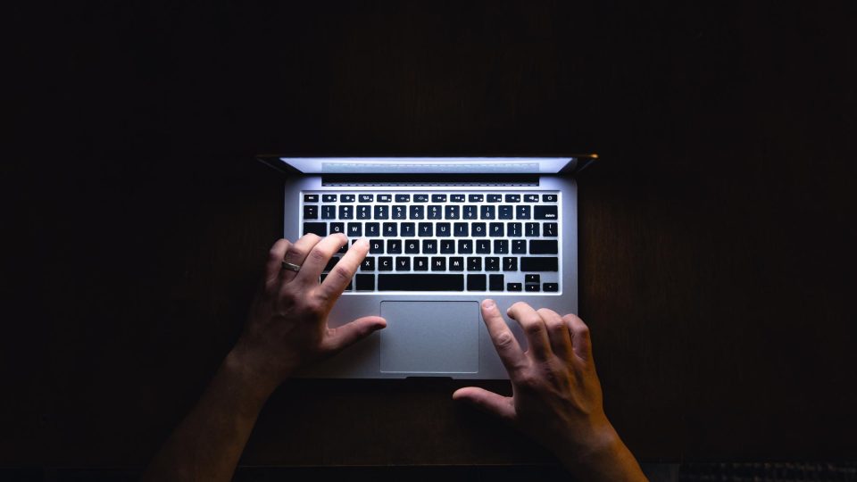 Crime do art. 218-A do CP pela internet: STJ confirma que webcam configura “presença” da vítima