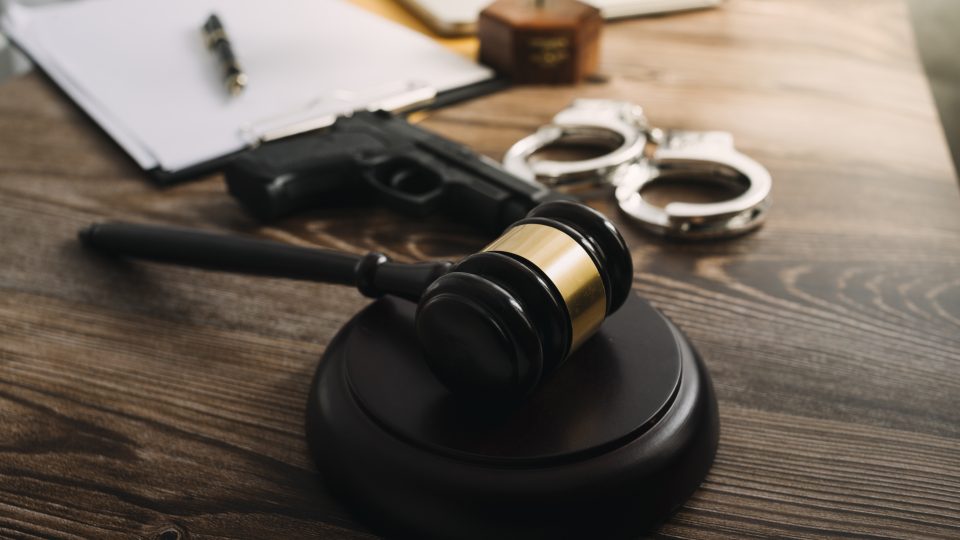 Posse de Arma de Fogo de Herança com Registro Vencido: Quando É Crime e Quando É Mera Irregularidade Administrativa?