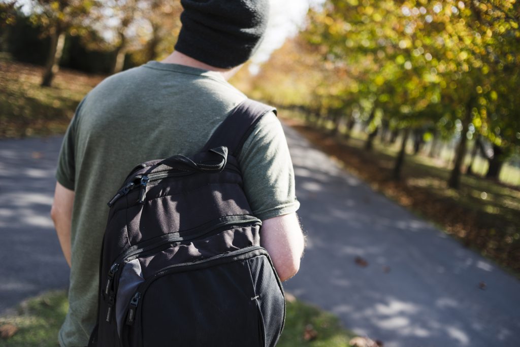 Há consumação do furto ao colocar objetos na mochila?