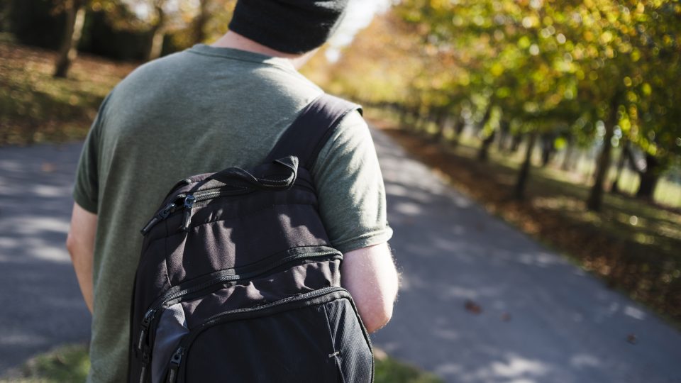 Há consumação do furto ao colocar objetos na mochila?
