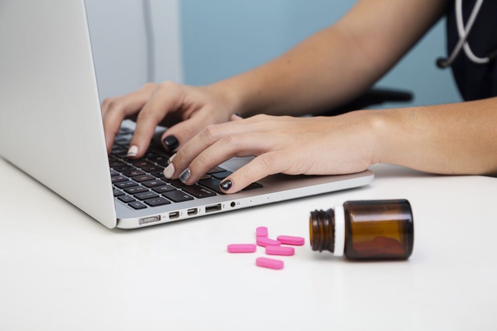 Venda de medicamentos na internet configura qual crime?