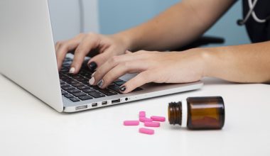 Venda de medicamentos na internet configura qual crime?