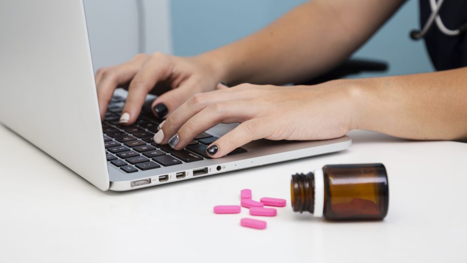 Venda de medicamentos na internet configura qual crime?